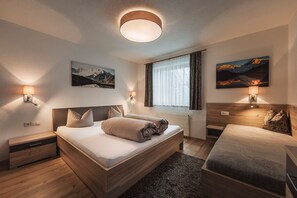 2 chambres, coffres-forts dans les chambres, lit parapluie