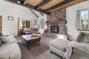 Älytelevisio, takka, työhuone