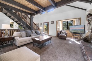 Älytelevisio, takka, työhuone