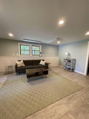 تلفزيون ذكي، مدفأة، تنس طاولة