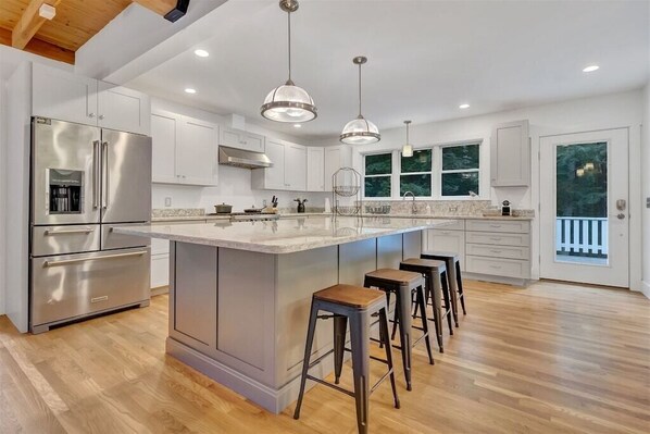 ثلاجة، ميكروويف، فرن، موقد طهي مسطح