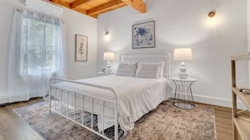 4 bedrooms, iron/ironing board, free WiFi, bed sheets