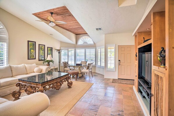 TV, caminetto, libri