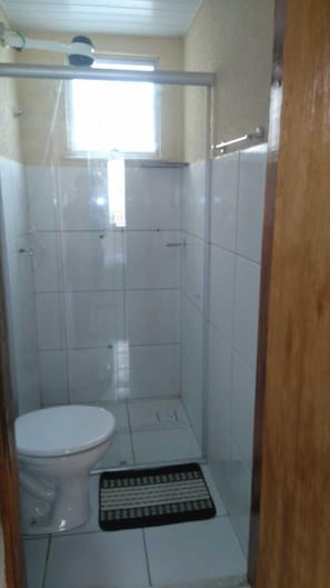 Een douche, handdoeken, toiletpapier