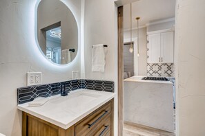 Combined shower/bathtub, hair dryer, towels