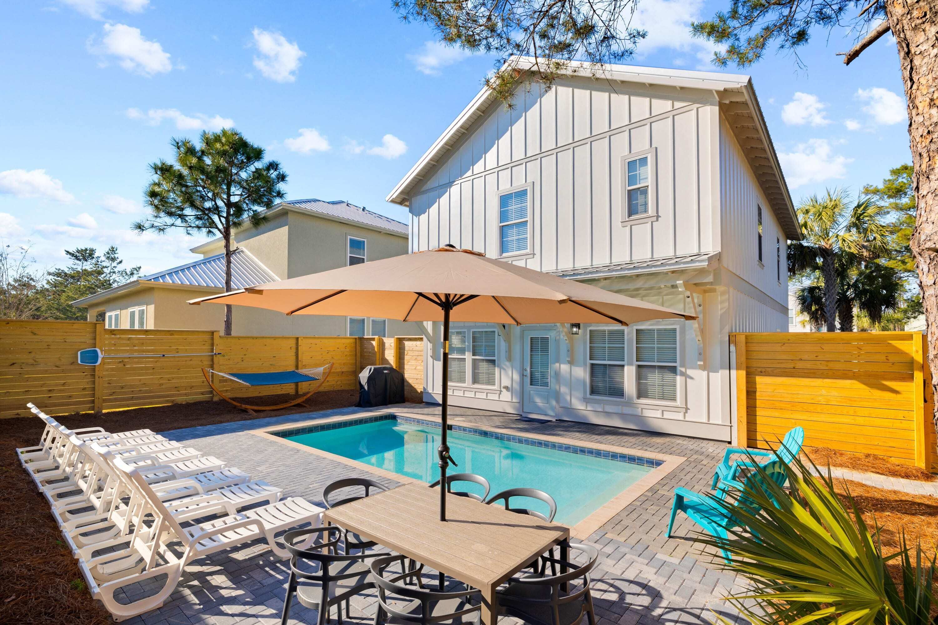 Private Pool! Free 6 Seat Golf Cart 5 Min to Beach