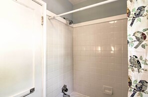 Articles de toilette gratuits, sèche-cheveux, serviettes fournies