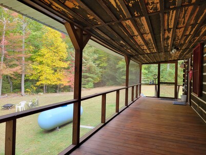3 bedroom Log Cabin on 11 acres 3 minutes from Pipestem Resort State Park 