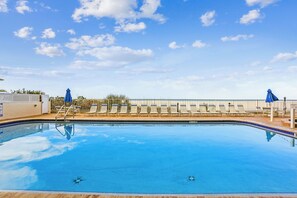 Alberca climatizada y camastros 