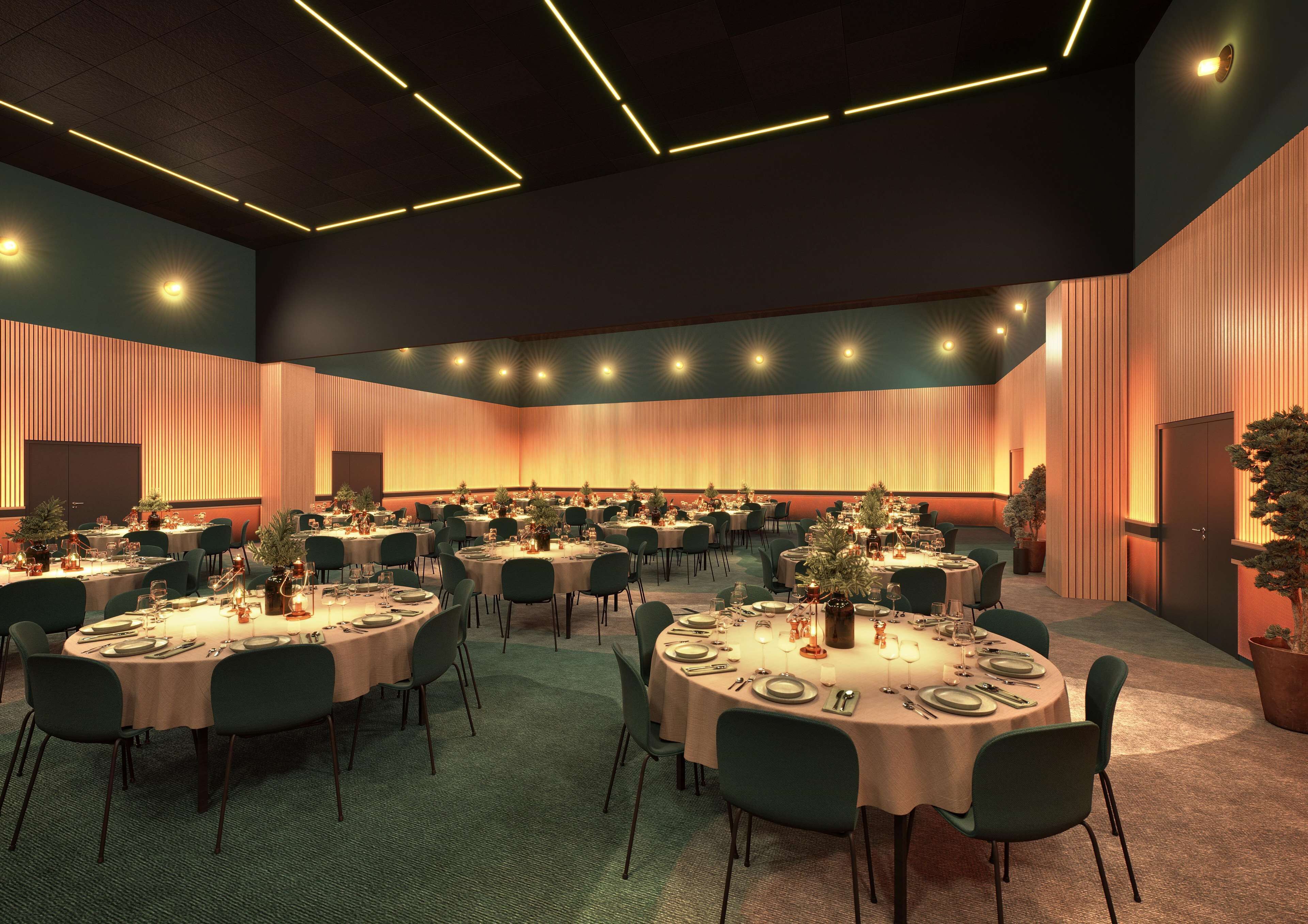 Un salón de conferencias con varias mesas redondas, sillas verdes e iluminación cálida.