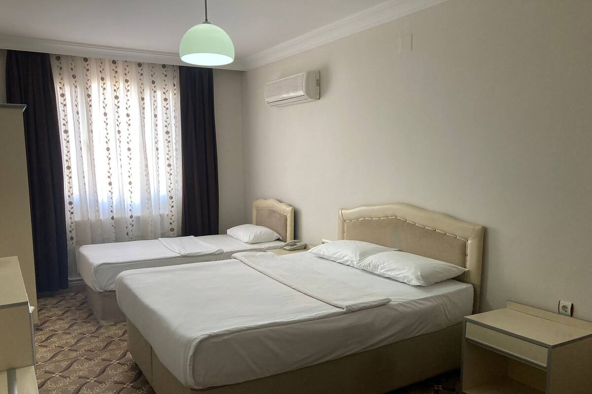 高級寢具、記憶棉床墊、迷你吧、書桌