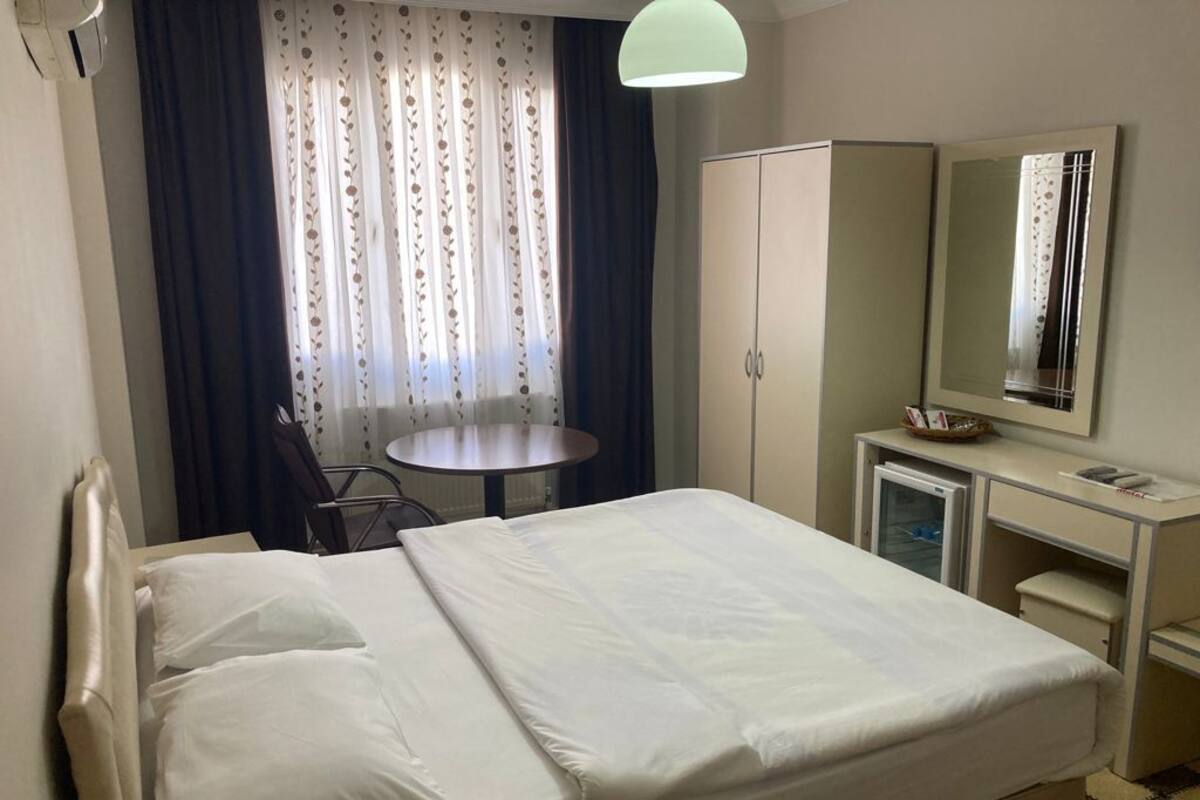 高級寢具、記憶棉床墊、迷你吧、書桌