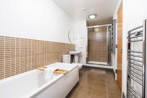 Badewanne, Haartrockner, Handtücher, Seife