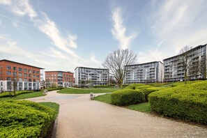 Property grounds - Urban Oasis: Garden Views, Balcony, Free Parking (Birmingham)