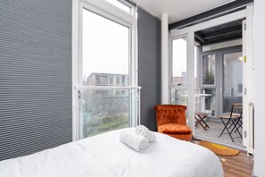 2 bedrooms, desk, iron/ironing board, free WiFi - Urban Oasis: Garden Views, Balcony, Free Parking (Birmingham)