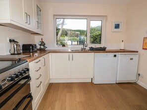 Cottage | Private kitchen | Fridge, dishwasher, electric kettle, toaster