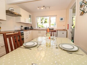 Cottage | Private kitchen | Fridge, dishwasher, electric kettle, toaster