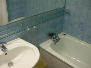 Baignoire, sĂšche-cheveux