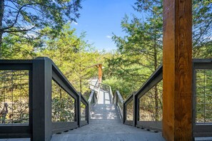 Property grounds - Luxury Creekside Cabin Sleeps 17 | Hot Tub | Game Room | Hochatown (Broken Bow)