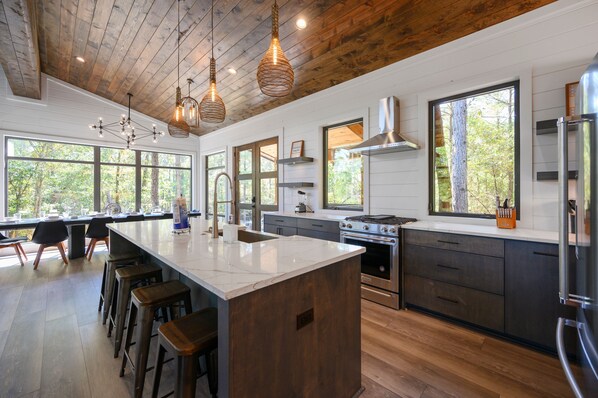 Ofen, Herdplatte, Geschirrspüler, Wasserkocher mit Kaffee-/Teezubehör