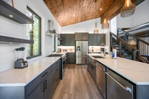 Ofen, Herdplatte, Geschirrspüler, Wasserkocher mit Kaffee-/Teezubehör