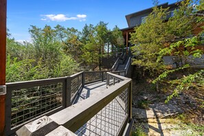 Property grounds - Luxury Creekside Cabin Sleeps 17 | Hot Tub | Game Room | Hochatown (Broken Bow)