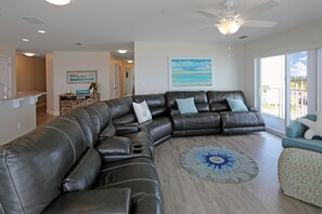 Smart TV - Top Floor, Corner Unit Gulf Front Condo in MXB - Views All Around Surfside 16 (Mexico Beach)