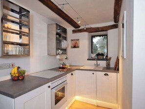 Réfrigérateur, un four, surface de cuisson, lave-vaisselle