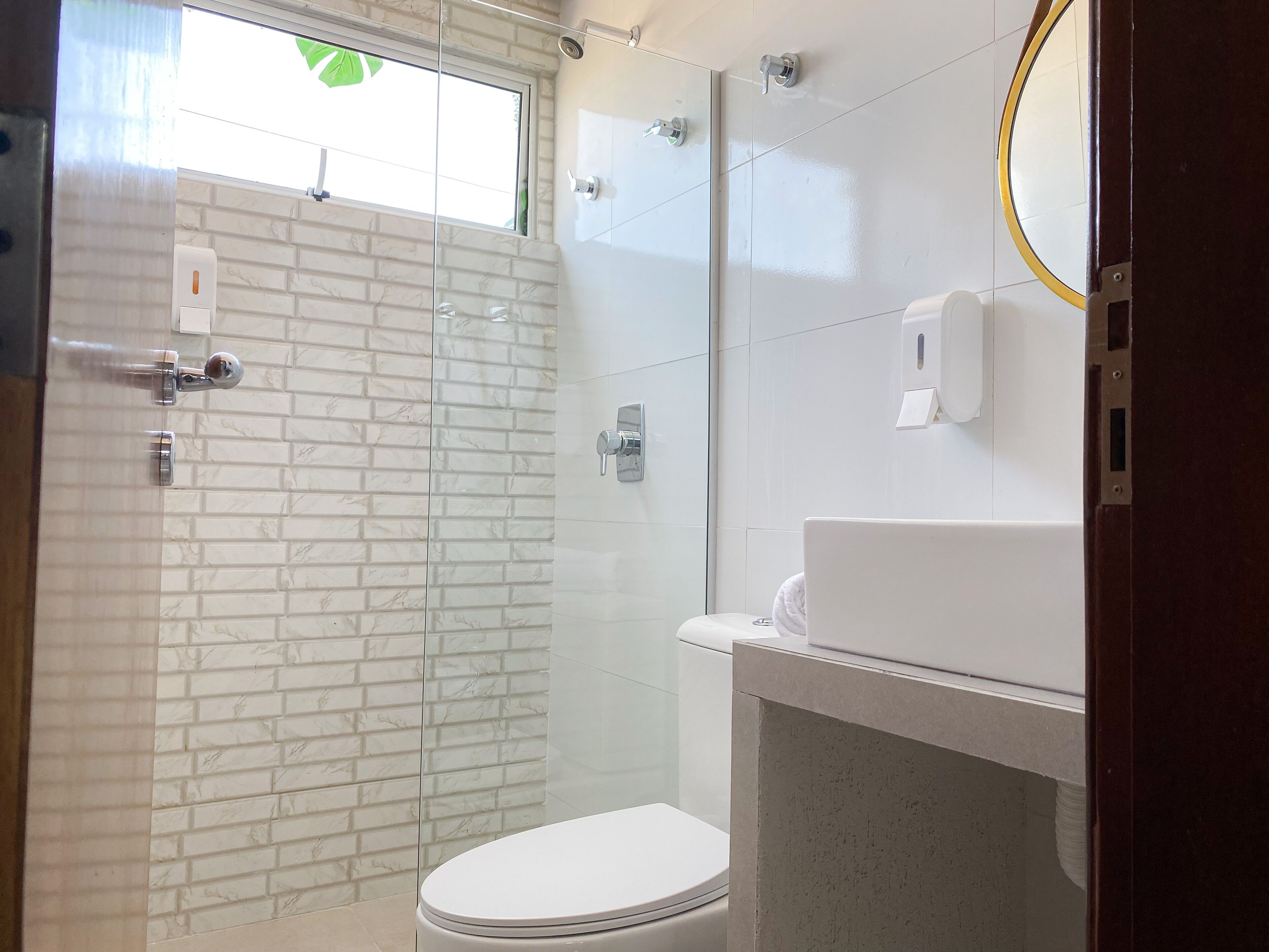 Quarto casal empresarial de uso individual | Banheiro | Chuveiro, chuveiro com efeito de chuva, bidê, toalhas de banho