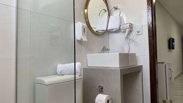 Quarto casal empresarial de uso individual | Banheiro | Chuveiro, chuveiro com efeito de chuva, bidê, toalhas de banho