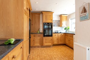 ميكروويف، فرن، غسالة أطباق، كرسي للأطفال