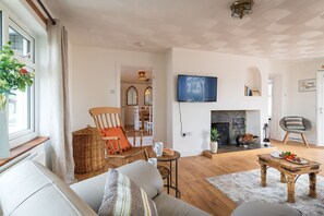 TV - Faraway : Spacious Family Home Near Rhosneigr Beach | Managed by Anglesey Holiday Lettings (Rhosneigr)