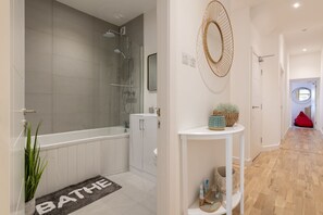 Combined shower/bathtub, hair dryer, towels