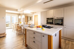 Réfrigérateur, four à micro-ondes, un four, lave-vaisselle