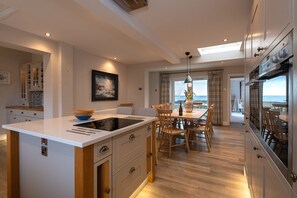 Refrigerador, microondas, horno y lavavajillas