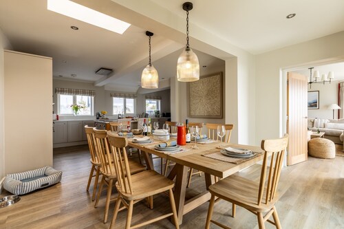 White Cottage: 6‑Bed Beachfront House Sleeping 14 in Rhosneigr | Managed by Anglesey Holiday Letting