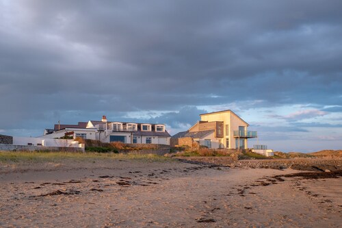 White Cottage: 6‑Bed Beachfront House Sleeping 14 in Rhosneigr | Managed by Anglesey Holiday Letting