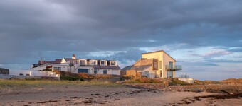 White Cottage: 6‑Bed Beachfront House Sleeping 14 in Rhosneigr | Managed by Anglesey Holiday Letting