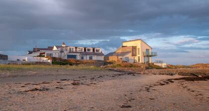 White Cottage: 6‑Bed Beachfront House Sleeping 14 in Rhosneigr | Managed by Anglesey Holiday Letting