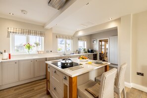 Réfrigérateur, four à micro-ondes, un four, lave-vaisselle