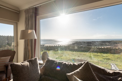 White Cottage: 6‑Bed Beachfront House Sleeping 14 in Rhosneigr | Managed by Anglesey Holiday Letting