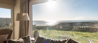 White Cottage: 6‑Bed Beachfront House Sleeping 14 in Rhosneigr | Managed by Anglesey Holiday Letting