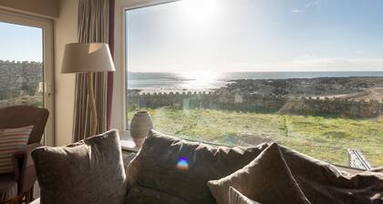 White Cottage: 6‑Bed Beachfront House Sleeping 14 in Rhosneigr | Managed by Anglesey Holiday Letting