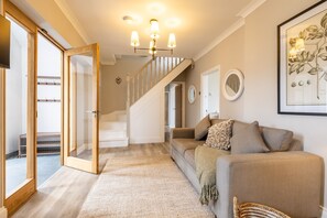 Téléviseur, foyer, livres