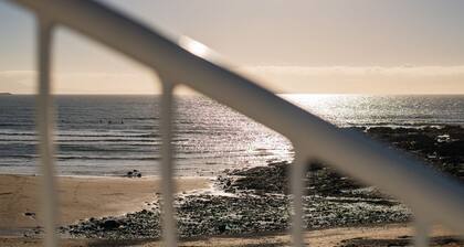 White Cottage: 6‑Bed Beachfront House Sleeping 14 in Rhosneigr | Managed by Anglesey Holiday Letting