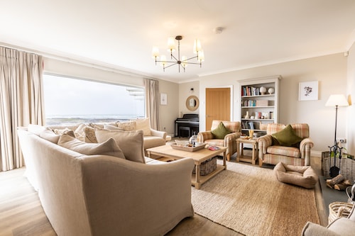 White Cottage: 6‑Bed Beachfront House Sleeping 14 in Rhosneigr | Managed by Anglesey Holiday Letting