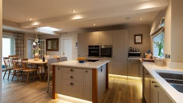 Jääkaappi, mikroaaltouuni, uuni, astianpesukone