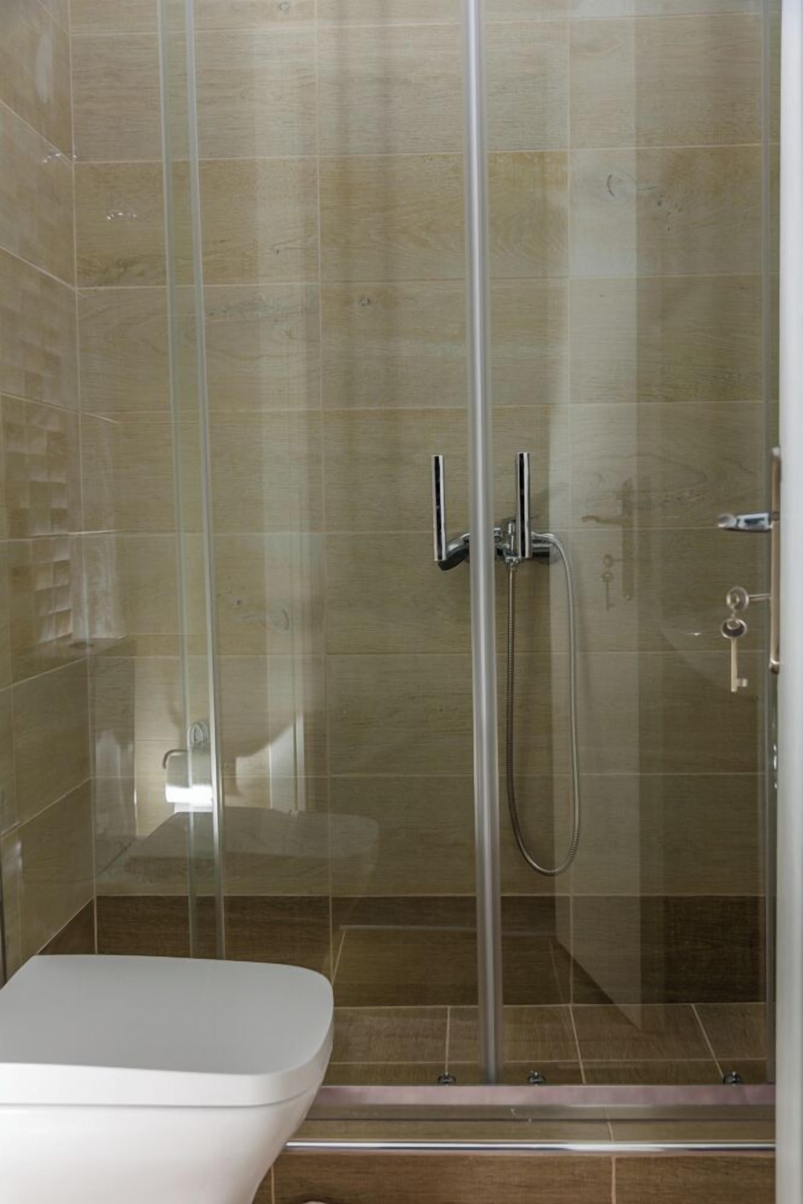 Chambre Double Deluxe | Salle de bain | Douche, articles de toilette écologiques, sèche-cheveux