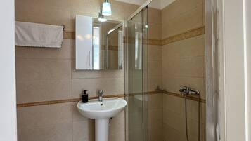 Junior Studio Suite | Bilik Mandi | Pancuran mandi, kelengkapan dandanan diri mesra alam, pengering rambut
