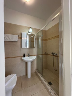 Junior Studio Suite | Bathroom | Shower, eco-friendly toiletries, hair dryer, towels - Theasis Athens (Athens)